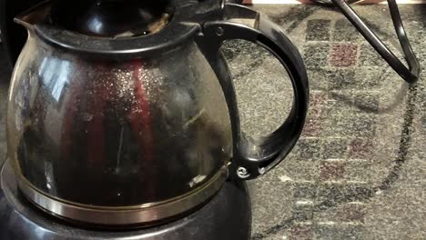 Nahaufnahme-Einer-Kaffeemaschine,-Die-Kaffee-In-Einem-Marmortisch-Zubereitet