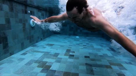 Extreme-Zeitlupen-Unterwasseraufnahme-Eines-Mannes,-Der-Einen-Bauchflatter-Ins-Wasser-Macht