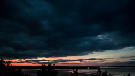 Dunkle-Wolken-Ziehen-über-Einen-Sonnenuntergang