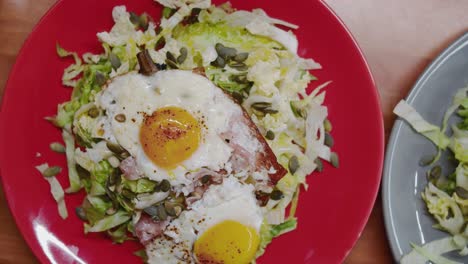 Draufsicht-Auf-Gesunden-Salat-Mit-Pochierten-Eiern-Und-Geräuchertem-Chili