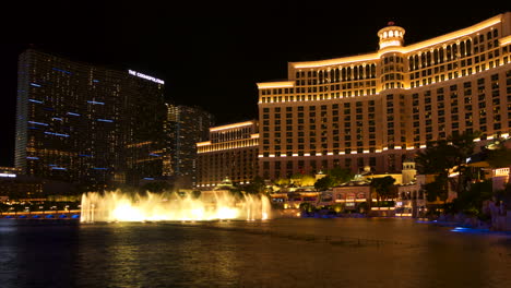 Panning-Time-Lapse-of-Bellagio-Fountain-Show-in-Las-Vegas-at-Night