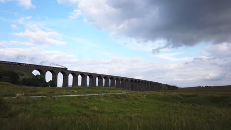 Tren-De-Vapor-Escocés-Volador-Cruzando-Un-Viaducto-Victoriano-En-El-Parque-Nacional-De-Los-Valles-De-Yorkshire-En-Un-Día-De-Verano