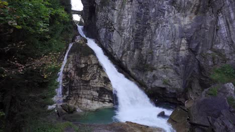 Bad-Gastein,-Der-Schnell-Fließende-Wasserfall,-Der-Durch-Das-Zentrum-Dieser-Kleinen-Kurstadt-In-Den-Alpen-Rast