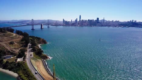Meerblick-Auf-Die-San-Francisco-City-Bay-Bridge-Von-Treasure-Island-Aus,-Blauer-Himmel-Mit-Farbverlauf