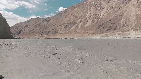 El-Relajante-Video-Del-Flujo-Del-Río-Shyok-Entre-Dos-Montañas-Y-Un-Hermoso-Cielo-Azul-En-La-Región-De-Ladakh