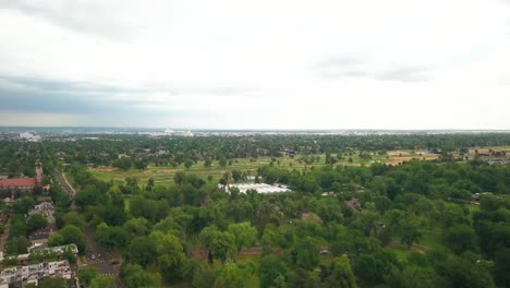 Aerial-shot-of-vast-City-Park-in-the-suburbs-of-Denver,-CO