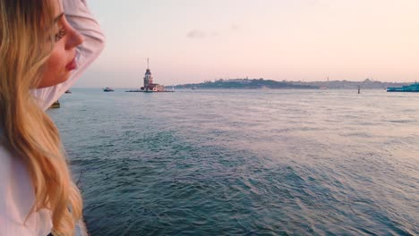 Zeitlupe:-Schönes-Mädchen-Genießt-Sonnenuntergangblick-Auf-Den-Bosporus-Mit-Blick-Auf-Den-Jungfernturm-Im-Hintergrund-In-Istanbul