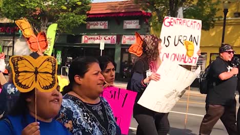 Un-Grupo-Diverso-De-Personas-Marcha-En-Apoyo-De-La-Igualdad-De-Derechos-De-Los-Inmigrantes-Durante-Una-Manifestación-En-San-Jose,-California