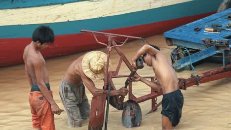 Pescadores-Reparando-Su-Barco-De-Pesca-En-El-Lago-Tonle-Sap