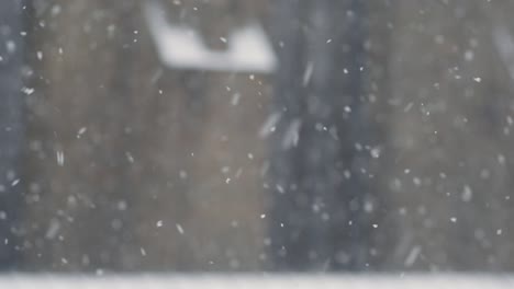 Nieve-Cayendo-Suavemente-Ante-Un-Fondo-Borroso-De-Una-Catedral