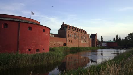 Das-Schloss-Malmö-Ist-In-Goldenes-Sommerabendlicht-Getaucht