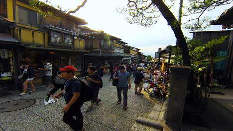 TimeLapse---People-hiking-up-Kyoto-hill,-Japan