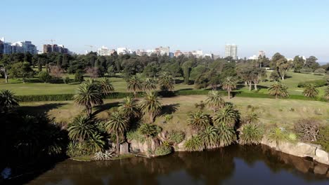 Landschaftsluftaufnahmen-Drohne-Im-Park-Rambla-Park-Rodo-Montevideo-Uruguay