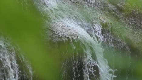 Ein-Kleiner-Wasserfall-In-Zeitlupe