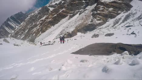 Himalaya-Bergsteiger-Gehen-In-Der-Disziplin-Ihrem-Ziel-Entgegen