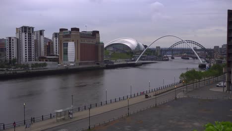 Peaceful-overcast-summer-evening-by-the-River-Tyne-in-Newcastle-Upon-Tyne,-England-UK