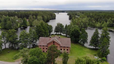 Aerial-footage-of-Gammelstilla-whiskey-in-the-small-village-of-Gammelstilla,-Gästrikland,-Sweden