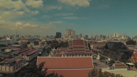 Mirando-La-Ciudad-De-Bangkok-Desde-El-Templo