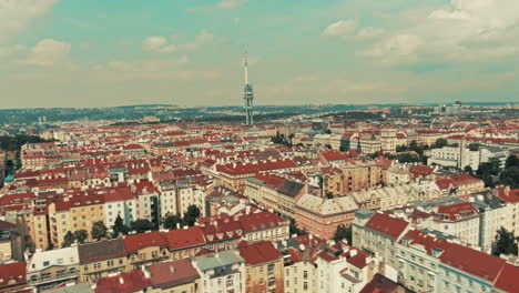 Panorama-Aéreo-De-La-Torre-De-Televisión-En-Zizkov-Praga-Durante-El-Verano
