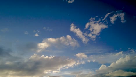 Lapso-De-Tiempo-De-Amanecer-Cloudscape-Con-Diferentes-Tipos-De-Nubes-Con-Brillo-Dorado