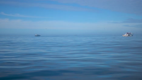 Océano-Atlántico-Disparado-Desde-Un-Barco-En-Movimiento-Con-Agradable-Agua-Azul-Y-Cielo