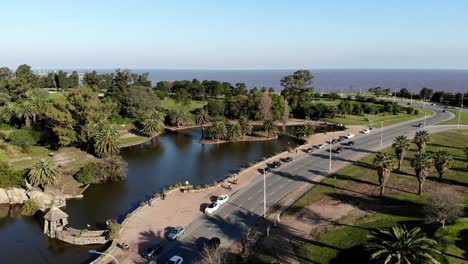 Luftaufnahmen-Von-Drohnen,-Landschaft,-See,-Montevideo,-Uruguay,-Parque-Rodo