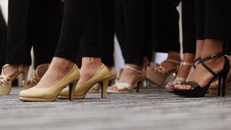 Las-Mujeres-Del-Grupo-Practican-La-Pasarela-De-Moda-O-Caminan-Como-Modelos-Con-Un-Entrenador-Profesional-Para-Enseñar-Sobre-Zapatos-De-Tacones-Altos,-Muchas-Mujeres-Usan-Tacones-Altos-Para-El-Concurso-De-Concurso-De-Belleza-Miss