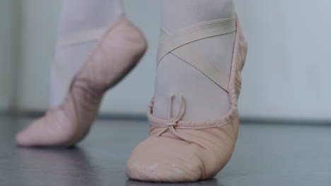 Eine-Ballerina-Macht-Ein-Fußaufwärmtraining
