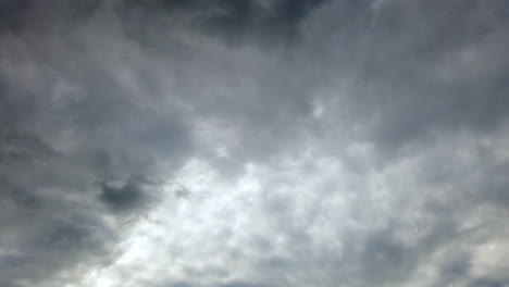 Grauer-Himmel-Mit-Schnell-Ziehenden-Wolken
