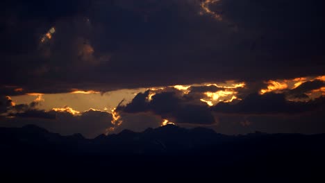 Time-lapse-of-burning-sky-over-the-Rocky-Mountains