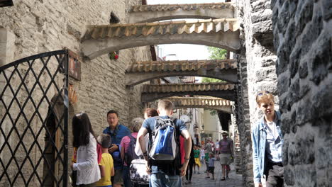 Menschen,-Die-Die-Passage-Der-Heiligen-Katharina-In-Der-Altstadt-Von-Tallinn-Besuchen