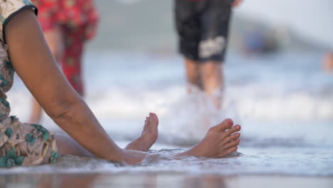 Meereswellen-Umspülen-Die-Füße-Und-Hände-Einer-älteren-Frau-–-Entspannung-Am-Strand