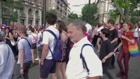 Gente-Colorida-Marchando-En-El-Orgullo-De-Budapest,-Comenzó-La-Marcha