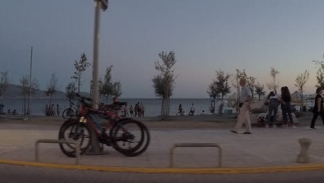 Blick-Aus-Einem-Seitenfenster-Eines-Autos-Am-Strand-Von-Kalamata,-Griechenland