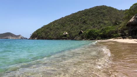 Blick-Auf-Einen-Wilden-Strand-In-Der-Karibik-An-Einem-Sonnigen-Tag