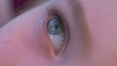 Zeitlupenmakro-Der-Schönen-Augen-Eines-Kleinen-Mädchens-Mit-Sektoraler-Heterochromie