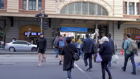 melbourne-daytime-traffic-footages-commuters-walking-intersection-in-Melbourne-CBD-melbourne-public-transport-melbourne-tram,-melbourne-train,-melbourne-bus