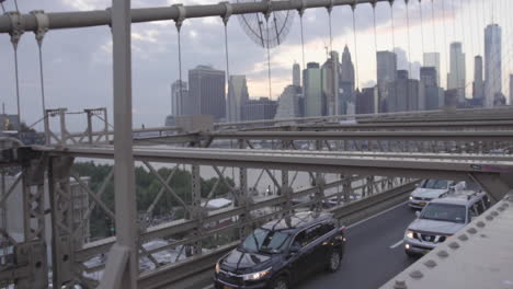 Autos-überqueren-Die-Brooklyn-Bridge-Mit-Manhattan-Im-Hintergrund