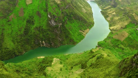 Luftaufnahme-Des-Herrlichen-Nho-Que-Flusses-Mit-Seinem-Türkisblau-grünen-Wasser,-Der-Durch-Einen-Damm-Am-Wunderschönen-Ma-Pi-Leng-Pass-Im-Norden-Vietnams-Blockiert-Wird
