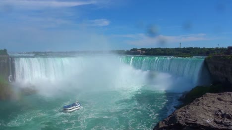 Wunderschöne-Aufnahme-Der-Landschaft-Der-Niagarafälle-Mit-Einem-Boot-Im-Hintergrund