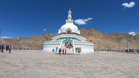 Das-Berühmte-Touristenziel-Shanti-Stupa-Im-Bezirk-Leh-Ist-In-Der-Hochsaison-Voller-Touristen