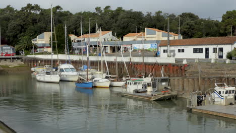 Großer-Blick-Auf-Den-Kleinen-Hafen-Von-Saint-Trojan-Les-Bain,-Spiegelung-Der-Boote-Im-Wasser