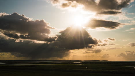 Dancing-rays-at-sunset-on-the-Coast,-Blakeney,-Norfolk,-uk
