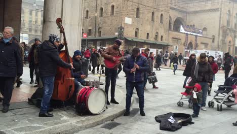 Jazz-band-play-in-the-streets-of-Bologna,-Italy,-to-celebrate-the-Christmas-holidays