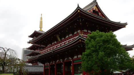 Time-lapse,-tilt-shot,-of-tourists,-in-front-of-the-Senso-ji,-the-Asakusa-kannon-temple,-in-Tokyo,-Japan