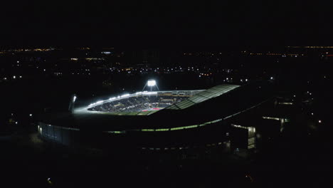 Una-Vista-Aérea-Del-Estadio-Kcom-En-Hull,-Durante-Un-Partido-Nocturno-En-El-Campeonato