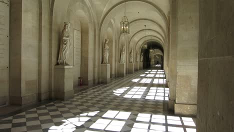 Static-footage-of-outside-hall,-in-Versailles-Palace,-Paris,-France