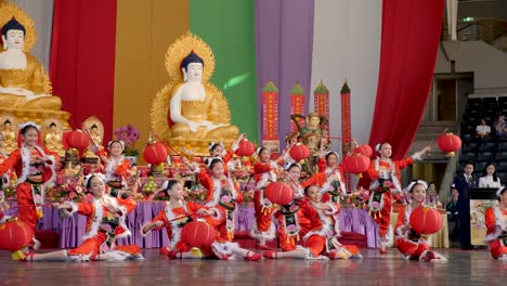 Chinesische-Kinder-Tanzen-Mit-Traditioneller-Chinesischer-Laterne-Während-Des-Buddha-geburtstagsfestivals-Brisbane-2018-Chinesische-Kinder-Tragen-Traditionelle-Kleidung-Und-Tanzen-Vor-Der-Buddha-statue