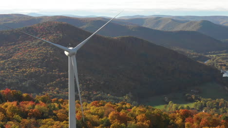 Windmill-Turbine-Windfarm-Antenne-Während-Der-Schönen-Herbstblattsaison