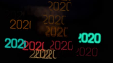 Buntes-Jahr-2020-Geformtes-Bokeh-Von-Fahrenden-Autos-Und-Ampeln-Am-Abend,-Frohes-Neues-Jahr-Oder-Urlaubskonzepthintergrund,-Copyspace